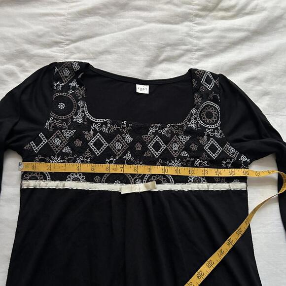 Axes Femme Black white embroidered bib peasant blouse lace trim Size medium - Picture 7 of 8